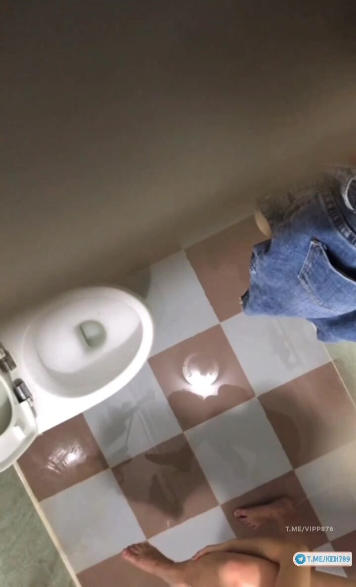 Lắp cam quay lén trên trần nhà tắm mỗi ngày đều đc coi e dâu đi tắm đã mắt luôn